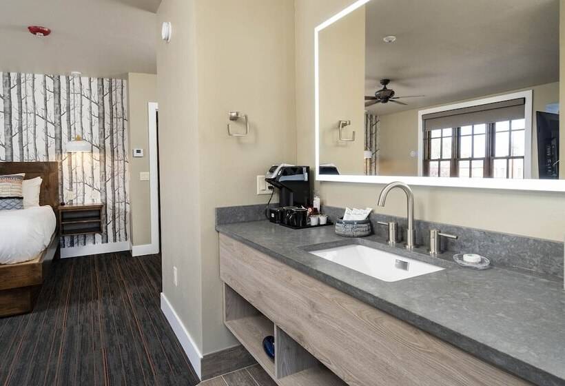 فندق Ski Inn Taphouse