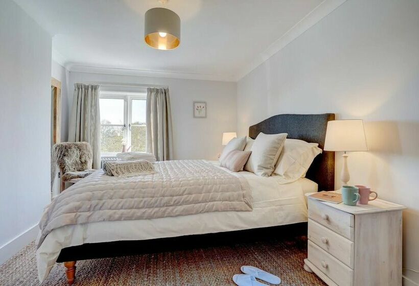 Luxury 1 Bed Cottage With Hot Tub And Log Burner