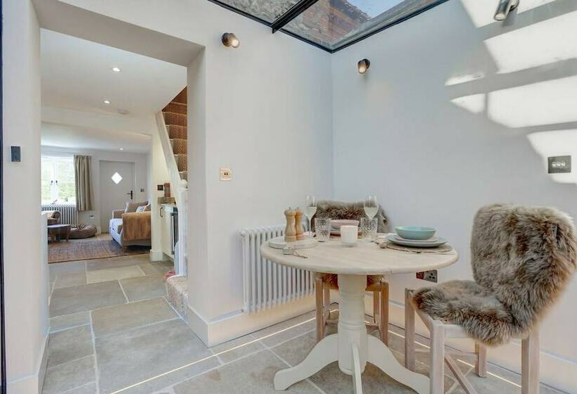 Luxury 1 Bed Cottage With Hot Tub And Log Burner