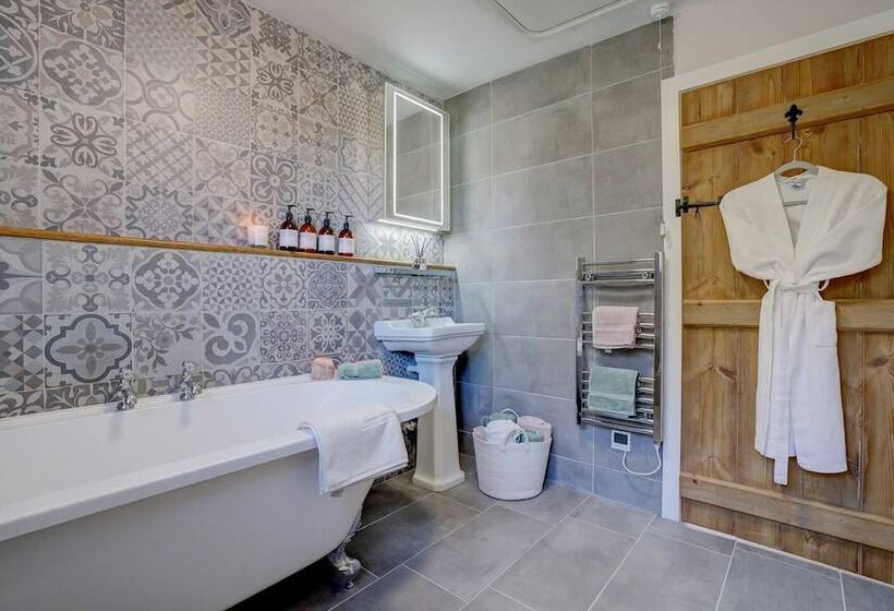 Luxury 1 Bed Cottage With Hot Tub And Log Burner