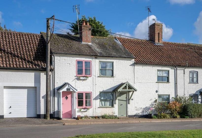 Luxury 1 Bed Cottage With Hot Tub And Log Burner