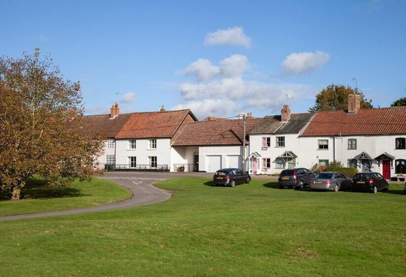 Luxury 1 Bed Cottage With Hot Tub And Log Burner