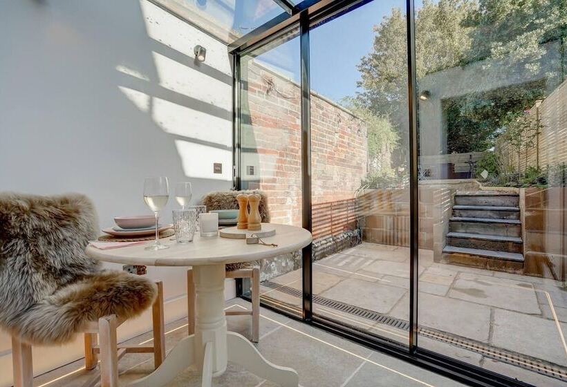 Luxury 1 Bed Cottage With Hot Tub And Log Burner