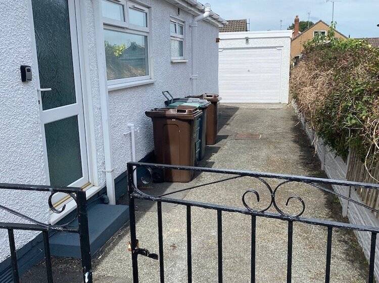 Modern, Spacious Walking Distance To Castle & Town