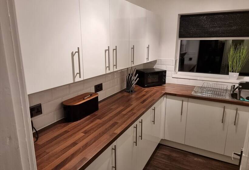 Modern, Spacious Walking Distance To Castle & Town