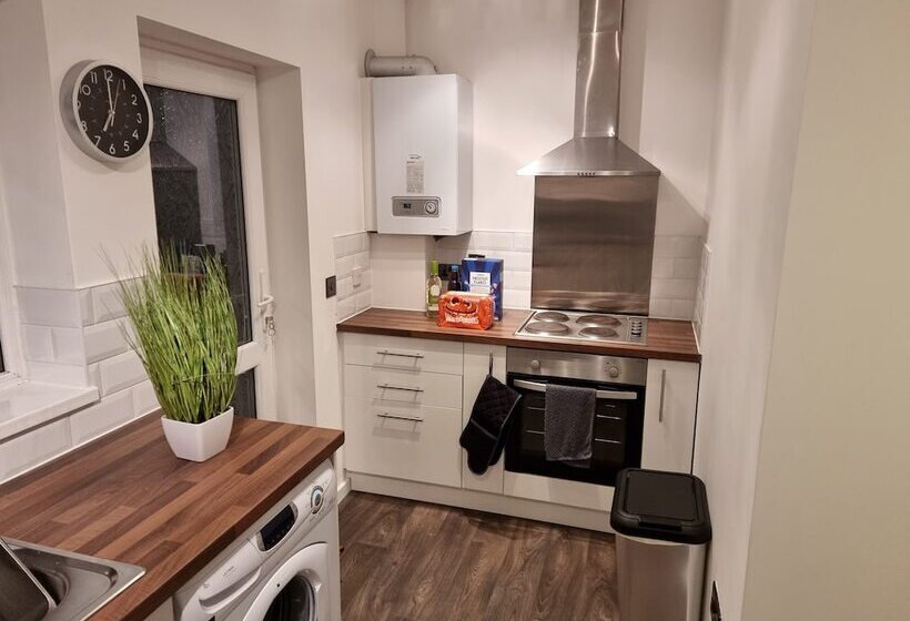 Modern, Spacious Walking Distance To Castle & Town