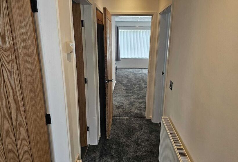 Modern, Spacious Walking Distance To Castle & Town