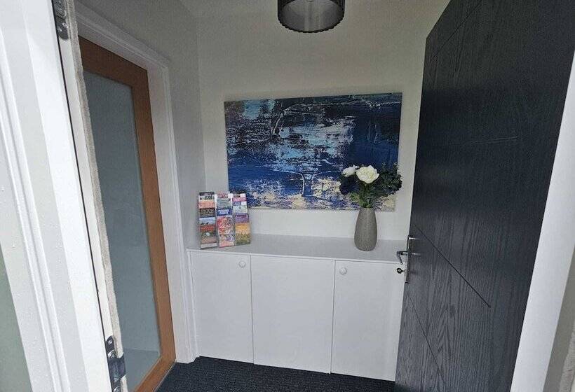 Modern, Spacious Walking Distance To Castle & Town