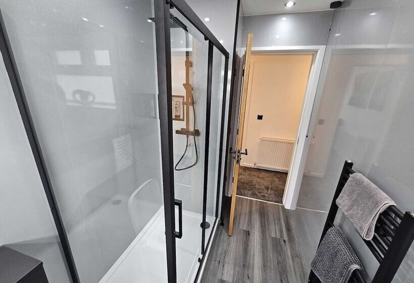 Modern, Spacious Walking Distance To Castle & Town