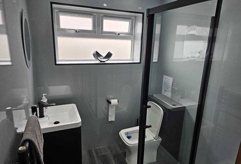 Modern, Spacious Walking Distance To Castle & Town