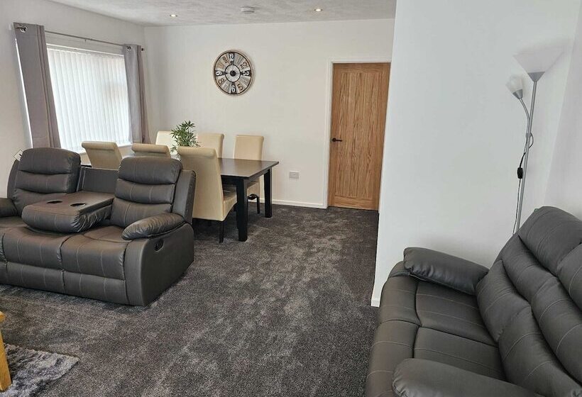 Modern, Spacious Walking Distance To Castle & Town