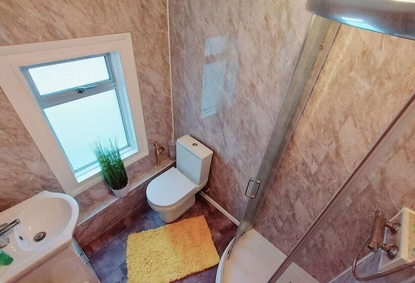 إقامة Garfield Villa Beautiful 4 Bed House In Gillingham