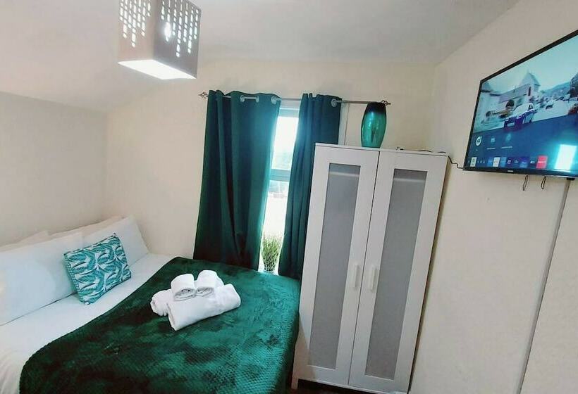 إقامة Garfield Villa Beautiful 4 Bed House In Gillingham