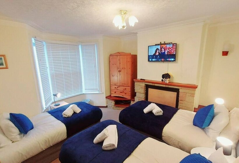 إقامة Garfield Villa Beautiful 4 Bed House In Gillingham