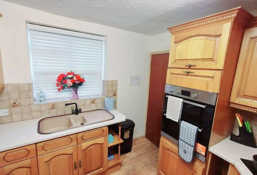 إقامة Garfield Villa Beautiful 4 Bed House In Gillingham