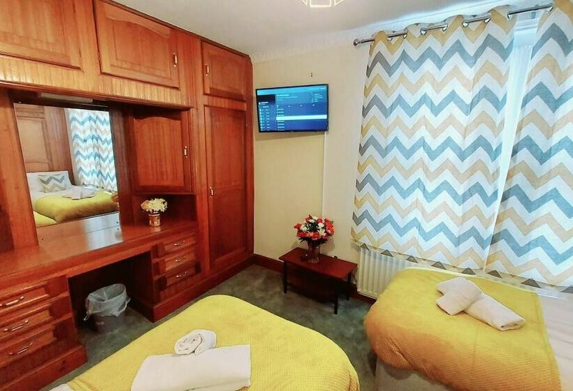 إقامة Garfield Villa Beautiful 4 Bed House In Gillingham