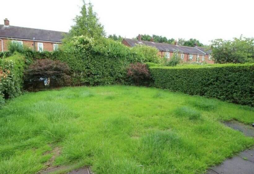 Резиденция Inviting 5 Bed House In Stockport Bramhall