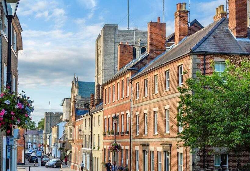 דירת נופש Luxurious Victorian Villa With Parking, Sleeps Six