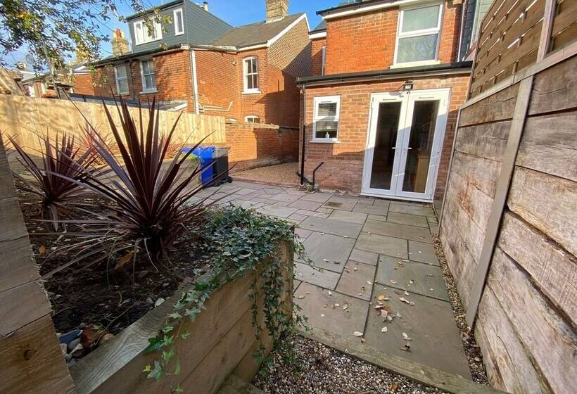 דירת נופש Luxurious Victorian Villa With Parking, Sleeps Six