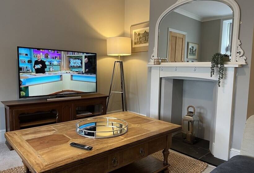 דירת נופש Luxurious Victorian Villa With Parking, Sleeps Six