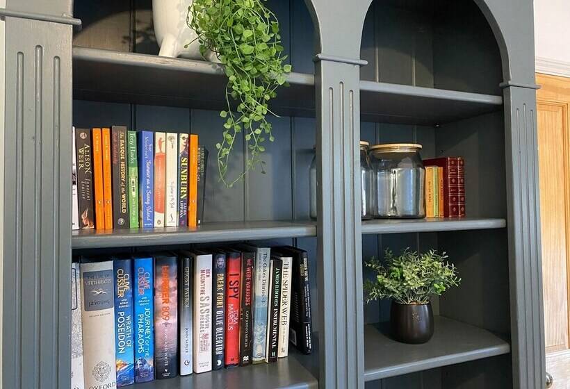 דירת נופש Luxurious Victorian Villa With Parking, Sleeps Six