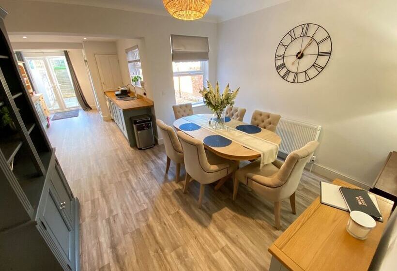 דירת נופש Luxurious Victorian Villa With Parking, Sleeps Six