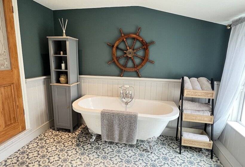 דירת נופש Luxurious Victorian Villa With Parking, Sleeps Six