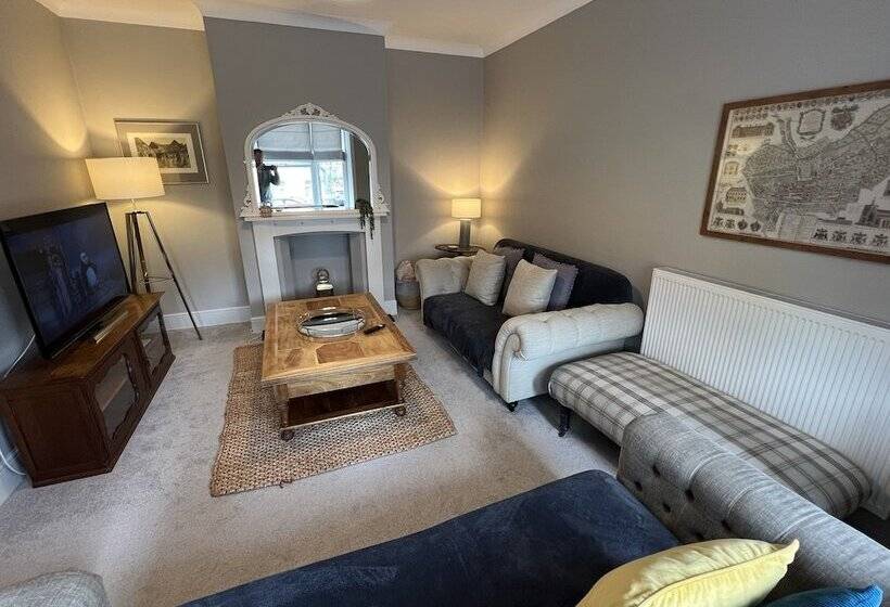 דירת נופש Luxurious Victorian Villa With Parking, Sleeps Six