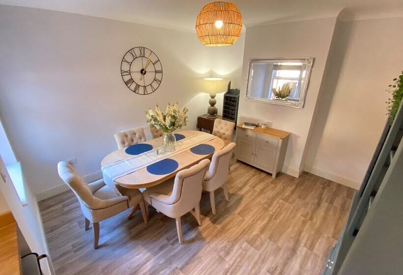 דירת נופש Luxurious Victorian Villa With Parking, Sleeps Six