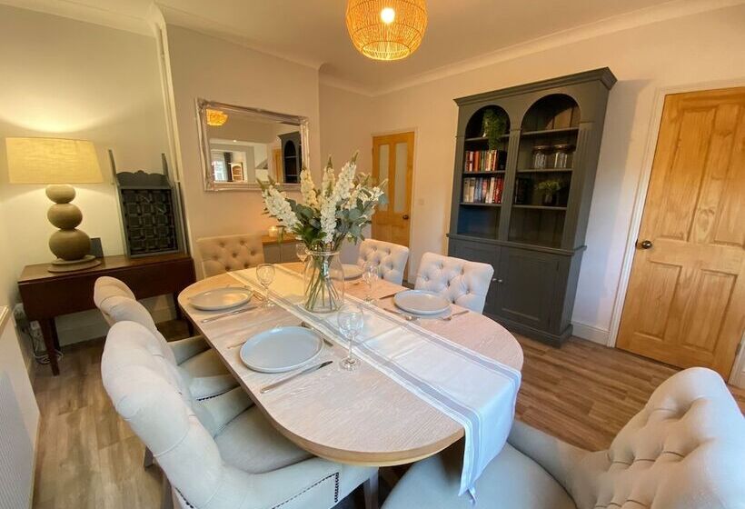 דירת נופש Luxurious Victorian Villa With Parking, Sleeps Six