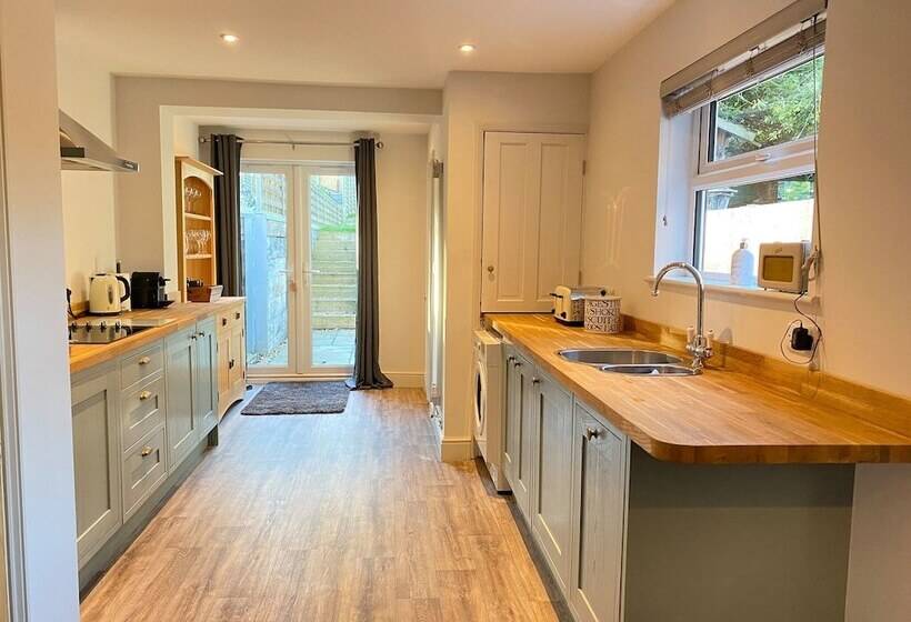 דירת נופש Luxurious Victorian Villa With Parking, Sleeps Six