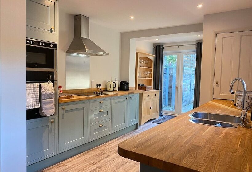 דירת נופש Luxurious Victorian Villa With Parking, Sleeps Six