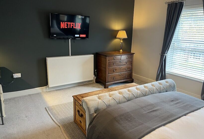 דירת נופש Luxurious Victorian Villa With Parking, Sleeps Six