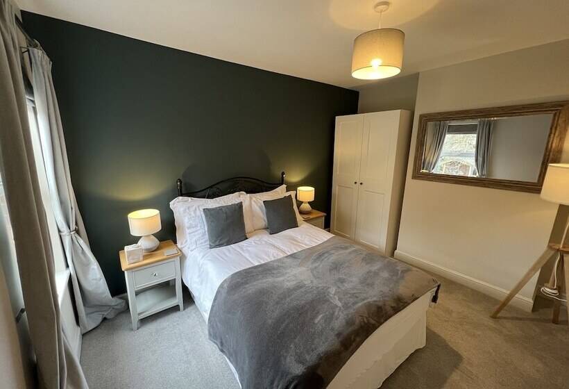 דירת נופש Luxurious Victorian Villa With Parking, Sleeps Six