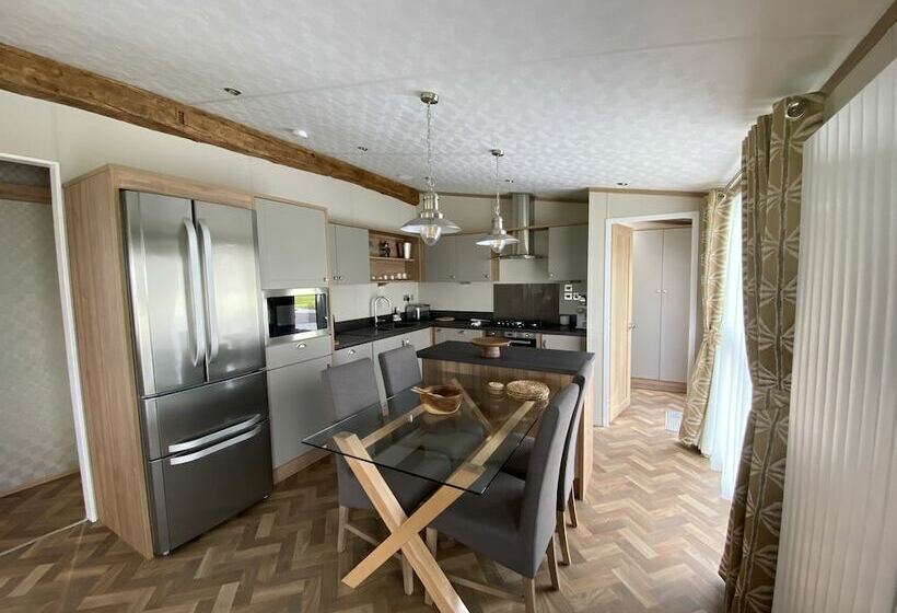 Rivendale 8 & Hot Tub 2 Bed