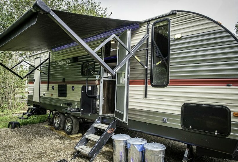 American Luxury Caravan Secure Parking Llandeilo