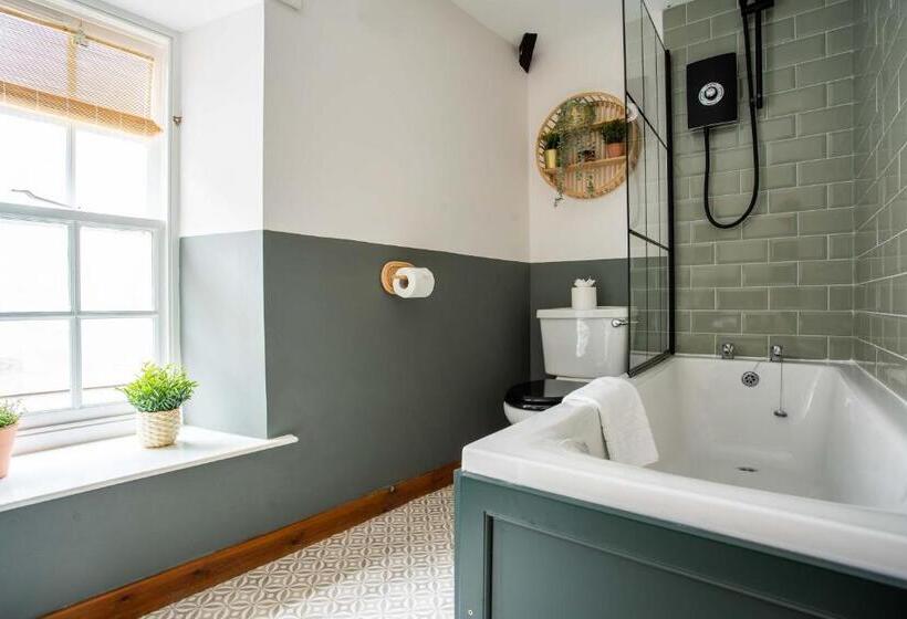 تختخواب و صبحانه The Bottles Lodge