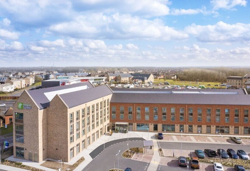בית מלון כפרי Holiday Inn Express Cambridge West   Cambourne, An Ihg