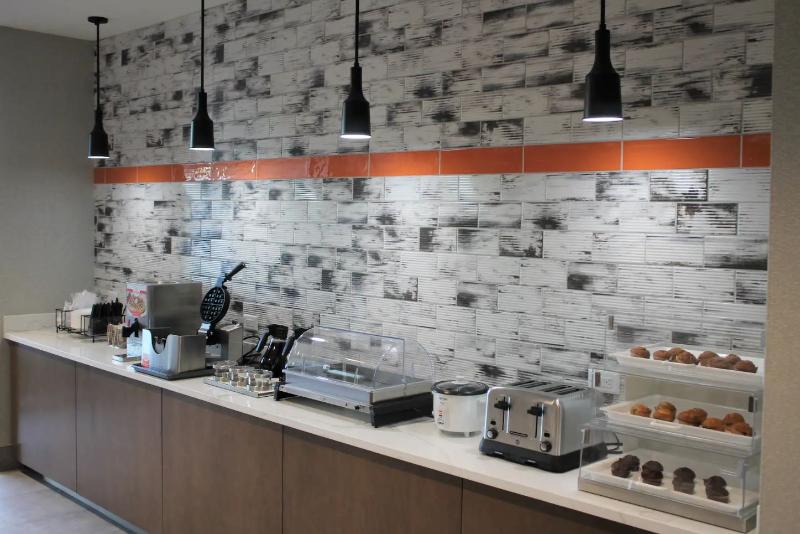 בית מלון כפרי La Quinta Inn & Suites By Wyndham Bardstown