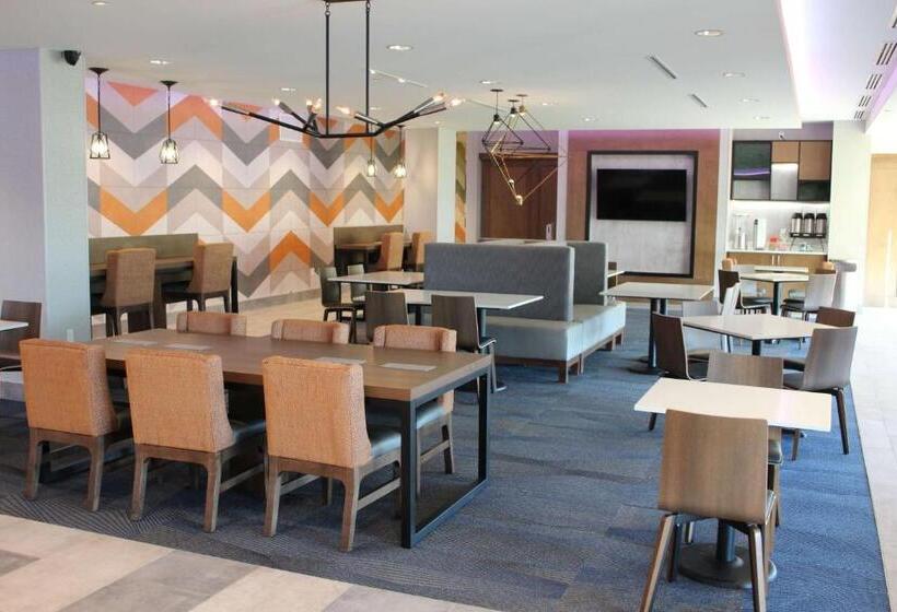 בית מלון כפרי La Quinta Inn & Suites By Wyndham Bardstown