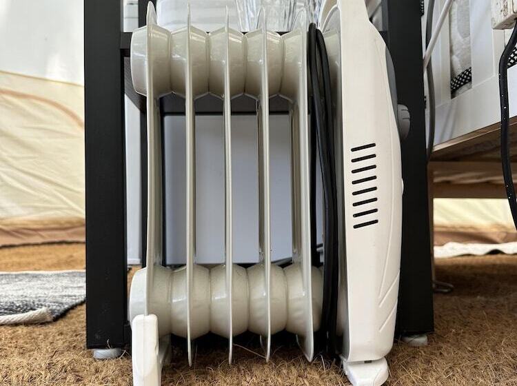 בית מלון כפרי Spacious Bell Tent At Herigerbi Park, Lincolnshire