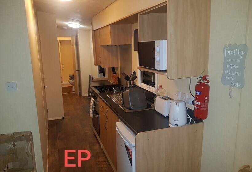 Lovely 3 Bed Caravan In Towyn