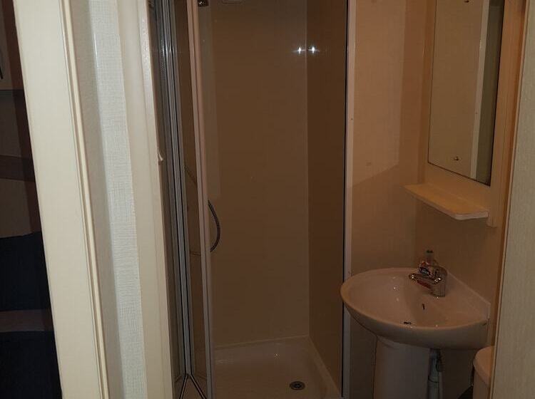 Lovely 3 Bed Caravan In Towyn