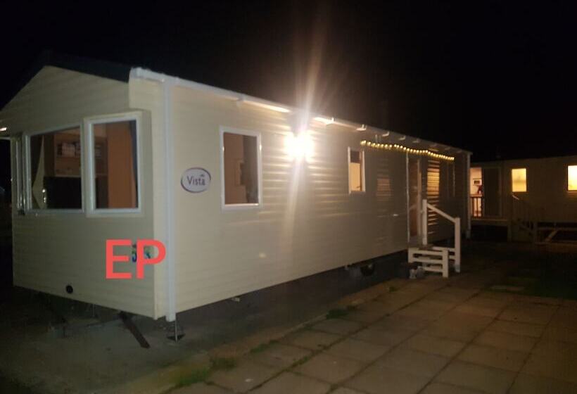 Lovely 3 Bed Caravan In Towyn