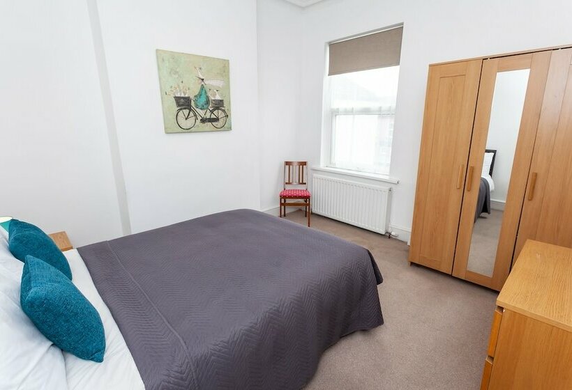 Пансион 5 Bed House Near Manchester