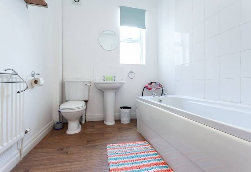 Пансион 5 Bed House Near Manchester