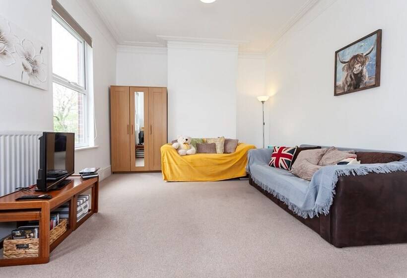 Пансион 5 Bed House Near Manchester