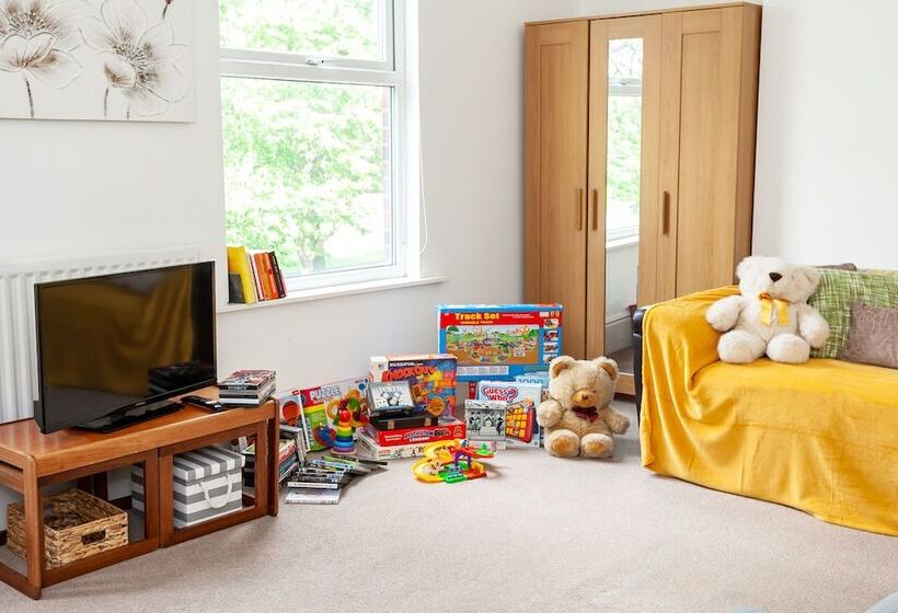 Пансион 5 Bed House Near Manchester