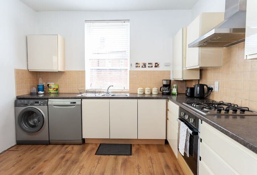 Пансион 5 Bed House Near Manchester