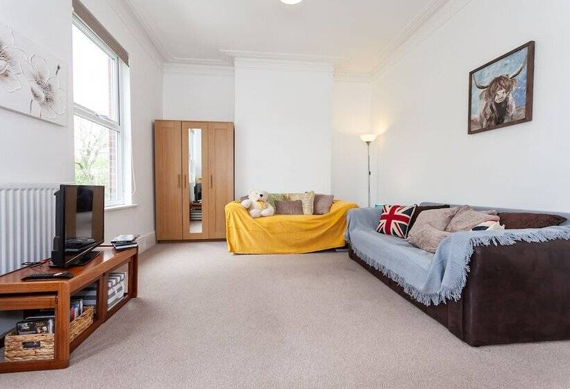 Пансион 5 Bed House Near Manchester